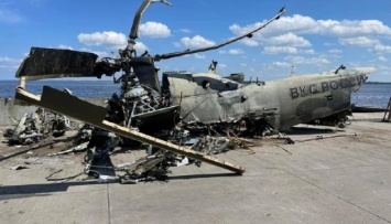 Со дна Киевского моря подняли обломки российского вертолета