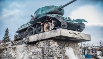 В Тростянце с привокзальной площади демонтируют советский танк