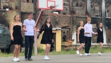 В Харькове выпускники станцевали вальс на площадке уничтоженной школы