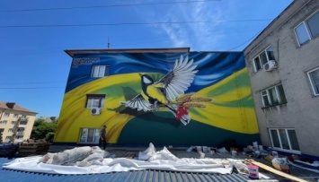 В Ужгороде вместо изображения Ленина появился патриотический мурал с синицей