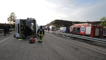 В Анталии туристический автобус попал в ДТП: один погибший, 19 раненых