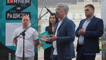 Ткаченко хочет, чтобы Макрон и Шольц увидели разбитую технику рф в центре Киева и выставку «Коммунизм = рашизм»