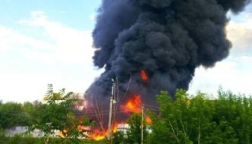 На химическом заводе в Запорожской области горят склады