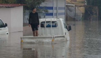 В Турции из-за наводнения закрыли для движения трассу на столицу