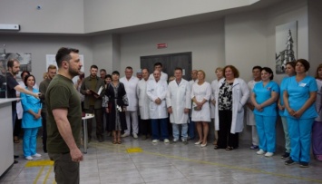 Зеленский посетил больницу в Одессе и вручил награды медикам