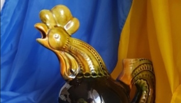 Символ украинской стойкости: музей в Кировоградской области создал экспозицию с майоликовым петухом