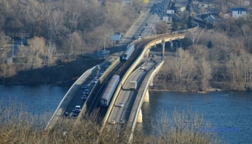 В Киеве возобновили автомобильное движение по мостам Метро и Патона