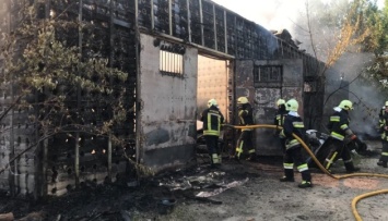 В Киеве ликвидировали масштабный пожар на СТО