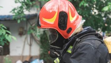 В Киеве после ракетного обстрела загорелся дом