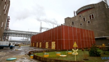 Захватчики роют окопы возле Запорожской АЭС