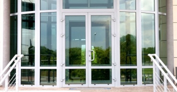 Алюминиевый дверной профиль: особенности, преимущества