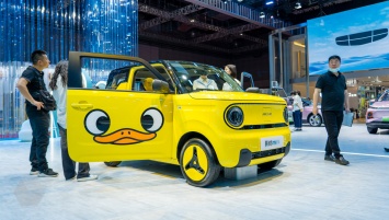 В Китае представили крохотный электромобиль Geely Panda Mini Little Yellow Duck Limited Edition