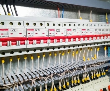 Безопасность и контроль: выбор и установка щитков электрических в доме
