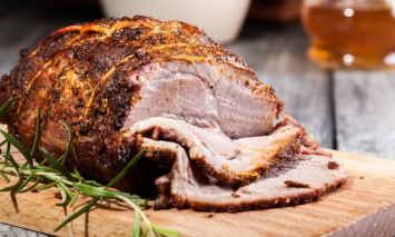 Сочная свинина к Рождеству: простой рецепт праздничной мясной закуски