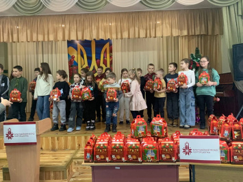 200 улыбок в Калиновке: новогодняя поездка благотворительного фонда Сергея Цюпка