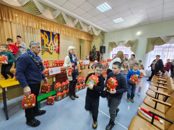 200 посмішок у Калинівці: новорічна поїздка благодійного фонду Сергія Цюпка